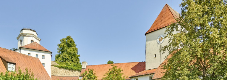 Äußerer Burghof mit Aussichtsturm